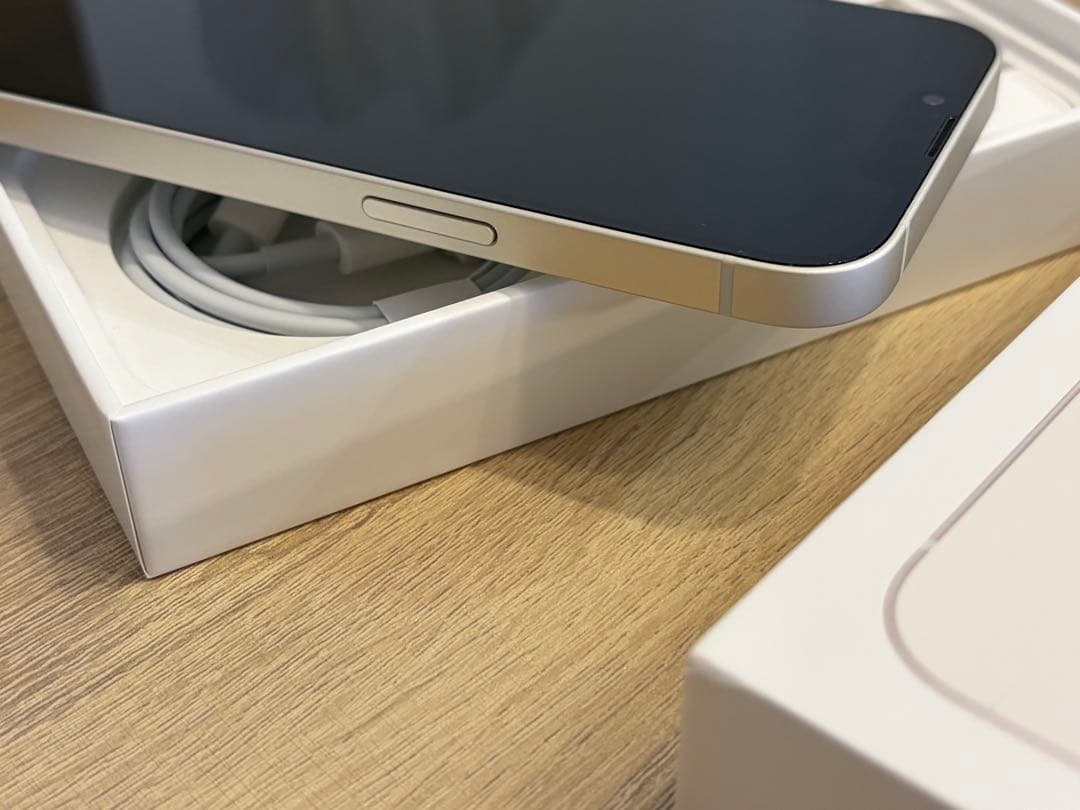 【美品】Apple iPhone 13 ホワイト 本体　箱付き