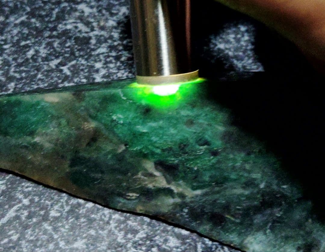 ★翡翠原石★糸魚川硬玉【山之坊コスモクロア・切り出し端材49ｇ】