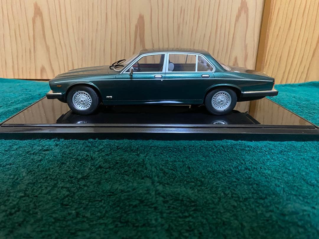 ジャガー XJ6 SIII グリーン 1/18スケール Cult製 ミニカー