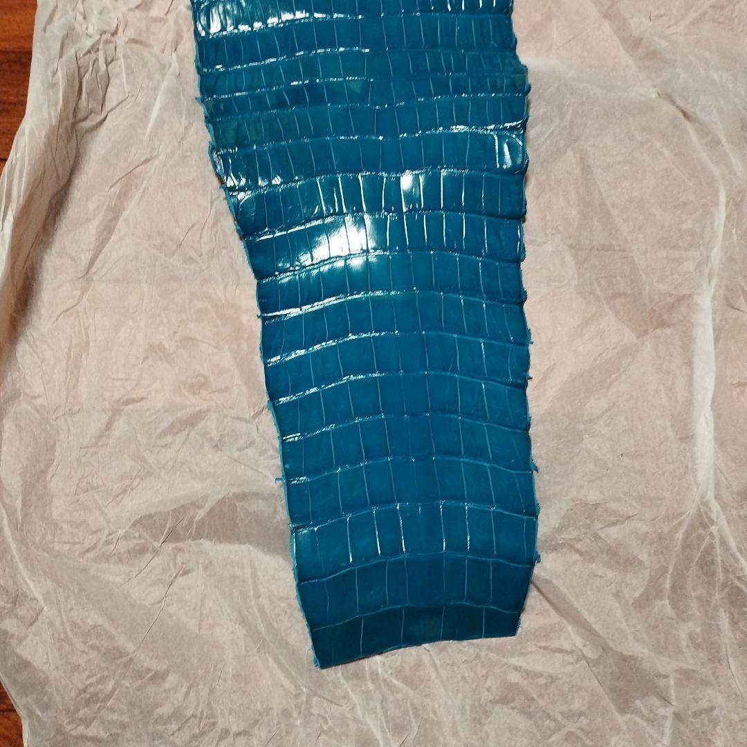 クロコダイル　皮革　ポロサス　ターコイズブルー　1枚