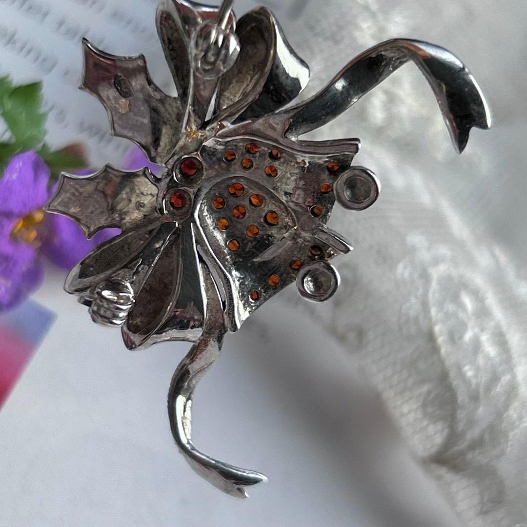 entiere【シルバー925＆ガーネット＆マルカジットのベル】美しいブローチ