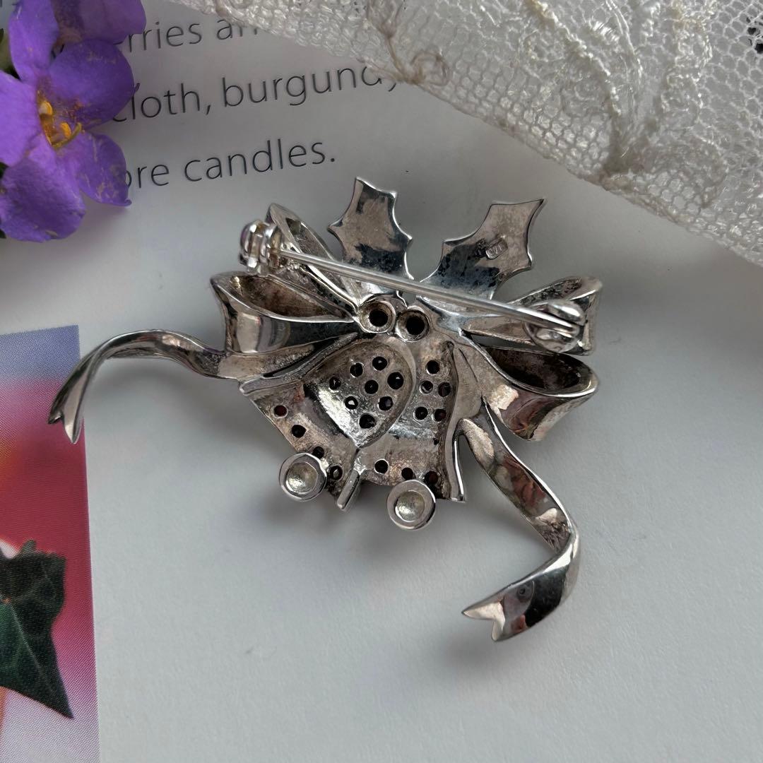 entiere【シルバー925＆ガーネット＆マルカジットのベル】美しいブローチ