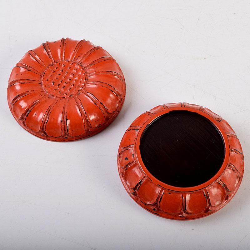 茶道具　鎌倉彫　橘屋友七作　菊形香合　共箱　V　8756