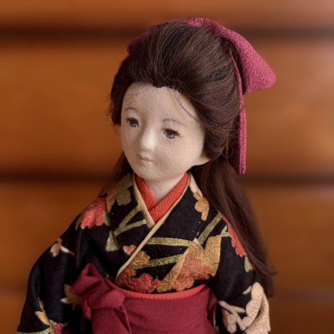 花柄着物の人形 スタンド付き
