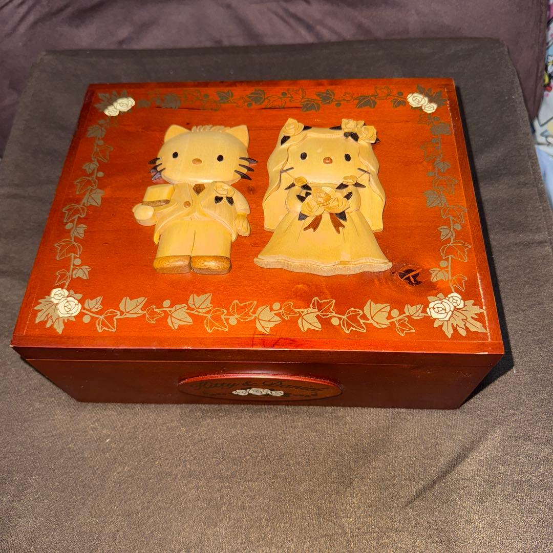 ハローキティ　アクセサリーケース　木彫り