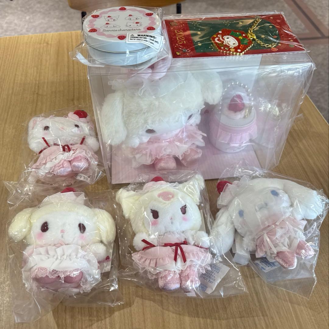サンリオ　いちごホイップケーキ　ぬいぐるみアクセサリーセット　チャーム　シール缶