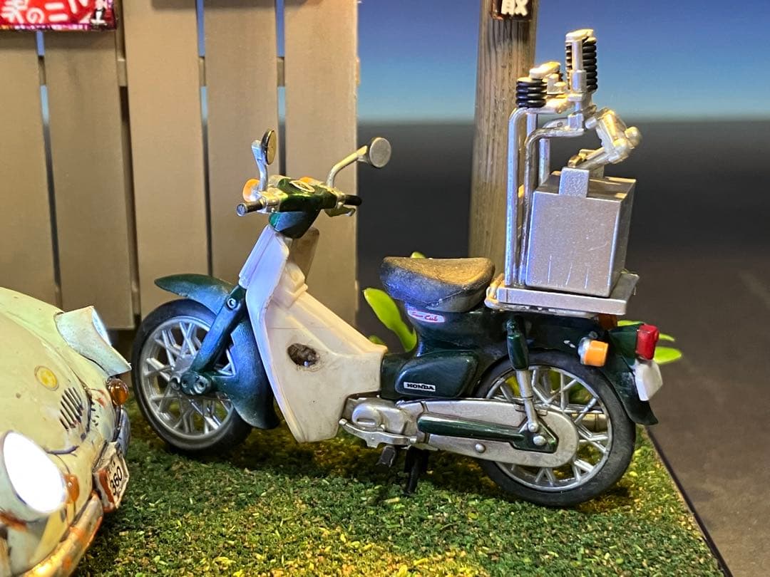 1/32 自作ジオラマ完成品 スバル360&カブ 昭和レトロな風景 LED照明