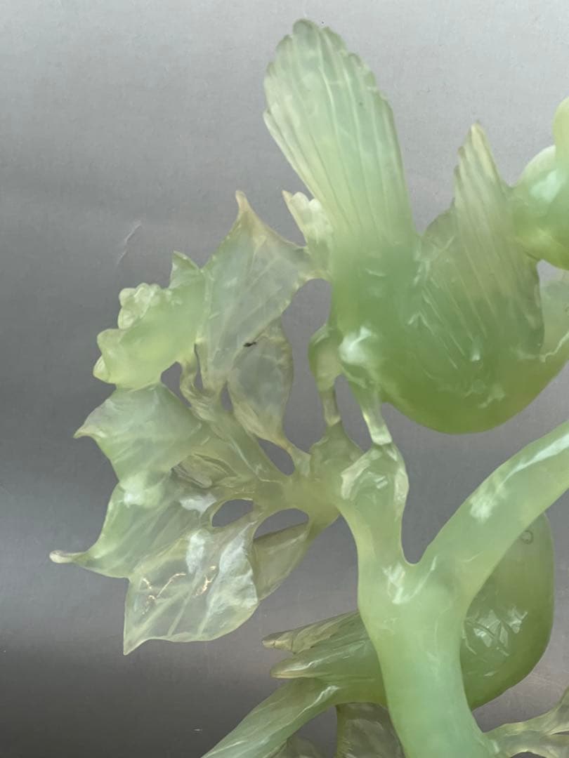 ［美品］翡翠 鳥　彫刻　天然石 木製台座　送料込み