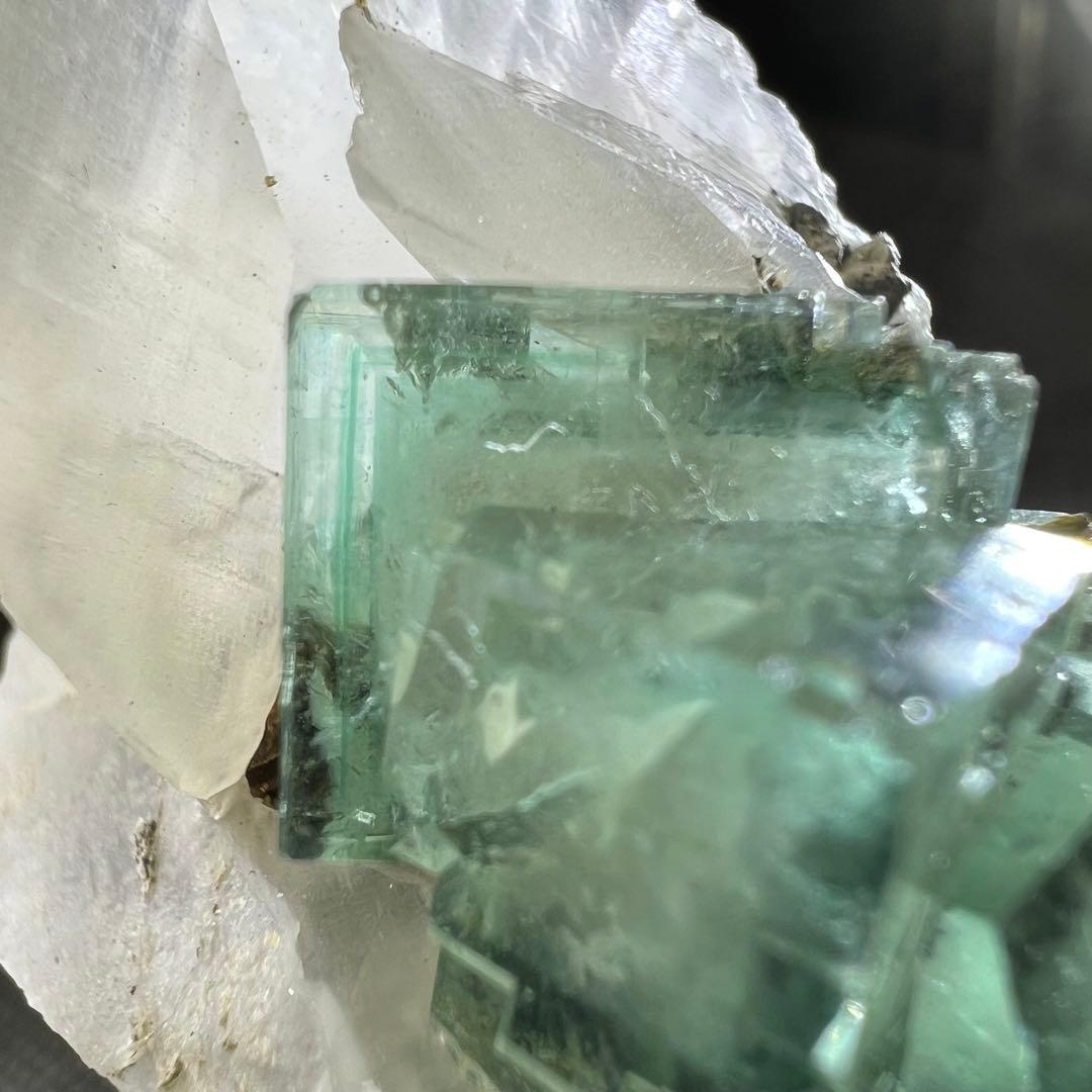 ヤオガンシャン産　カルサイト共生ブルーグリーンウィンドウフローライト