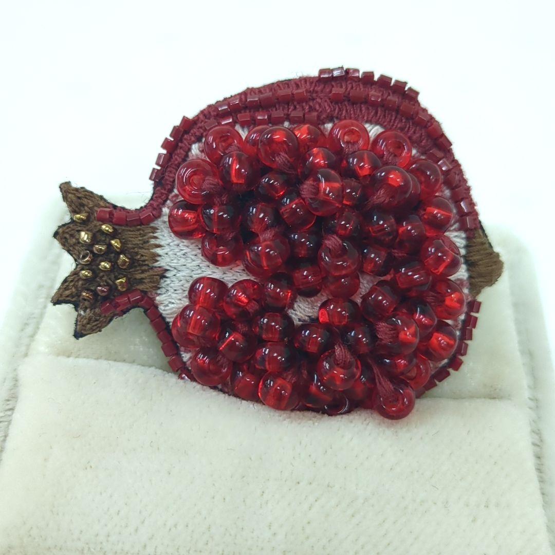 trovelore トロベローレ ブローチ ザクロ ビーズ レッド