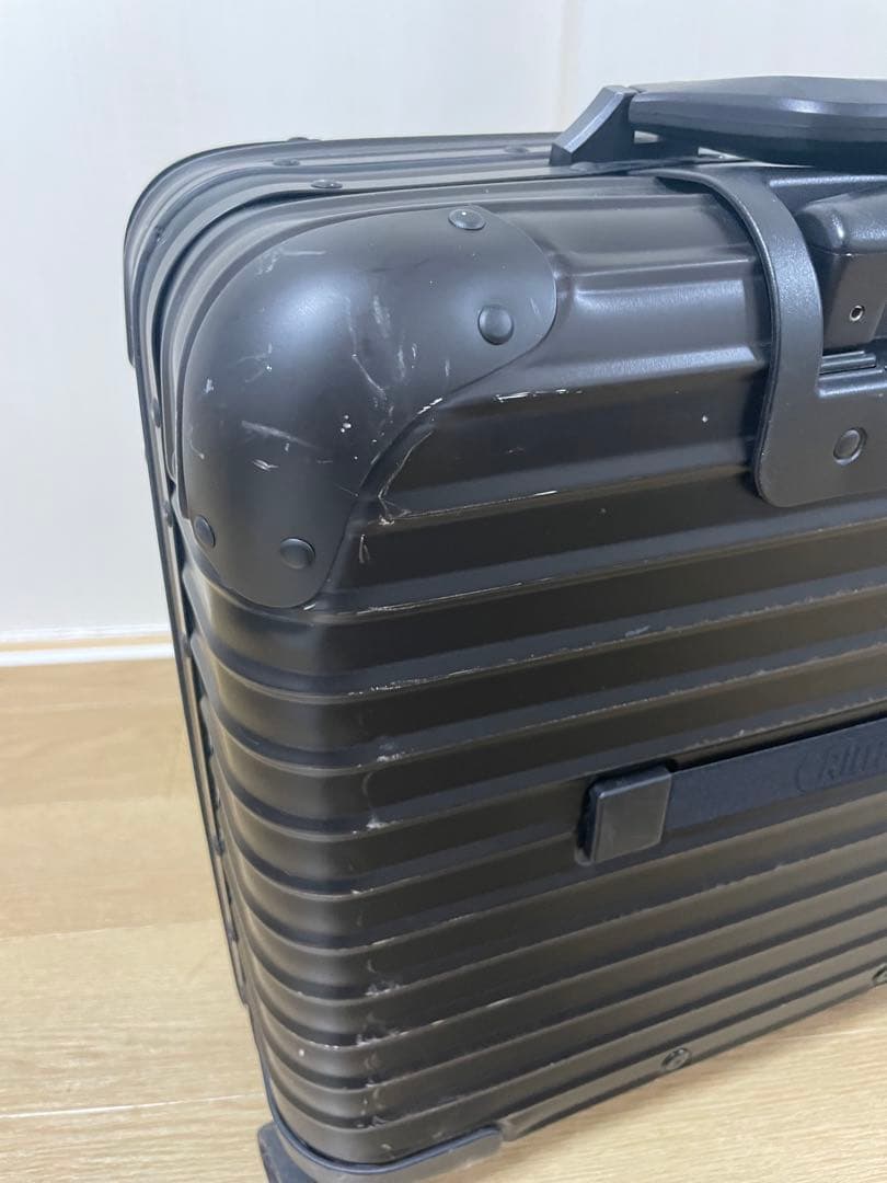 RIMOWA ブラック キャリーケース TSAロック付き