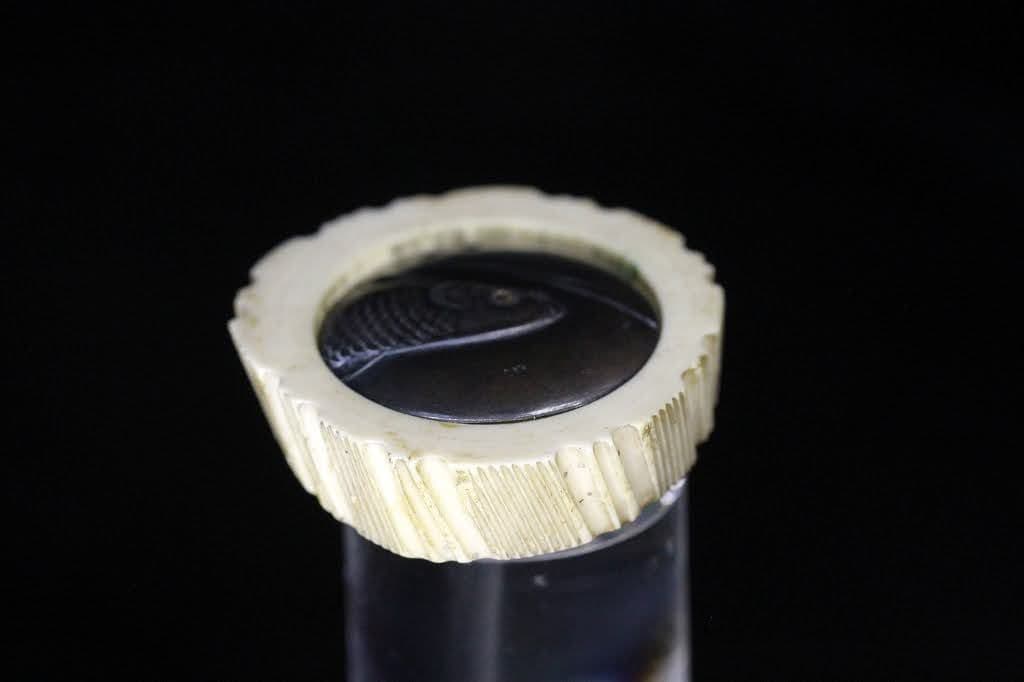 芳民 在銘「泉に泳ぐ鯉」 鏡蓋根付