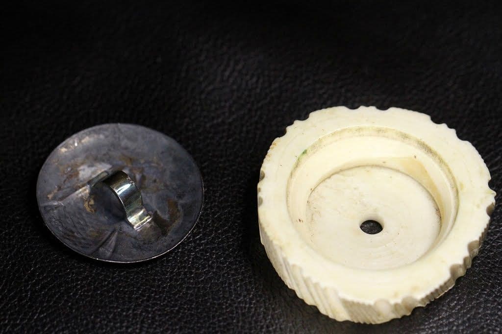 芳民 在銘「泉に泳ぐ鯉」 鏡蓋根付