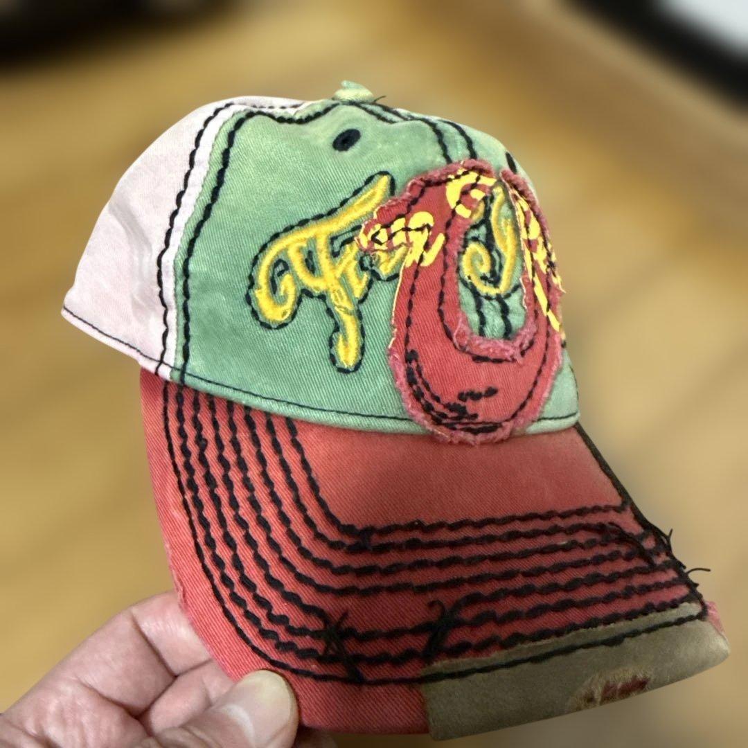 トゥルーレリジョン　緑と赤の刺繍ベースボールキャップ