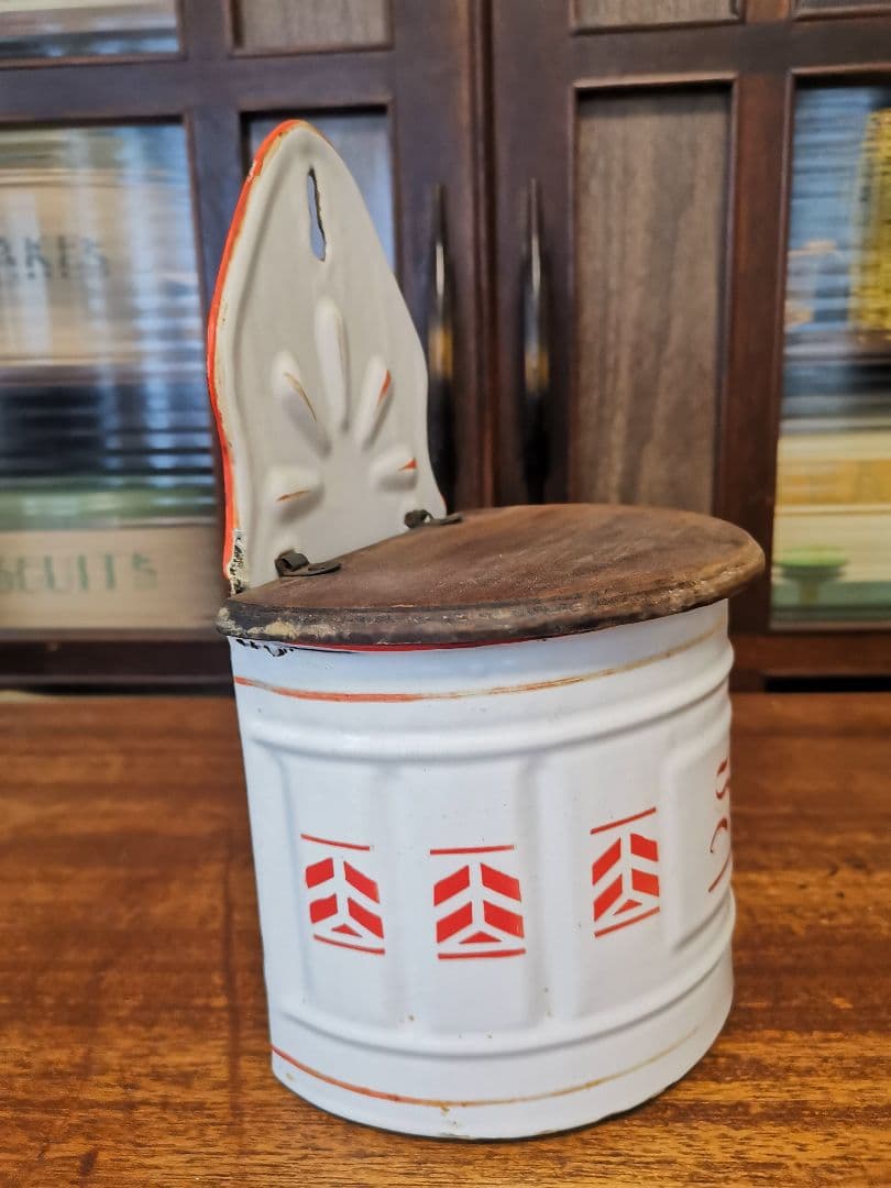 アンティーク SｅL缶 ホーロー蓋木製 壁掛け用塩入れ