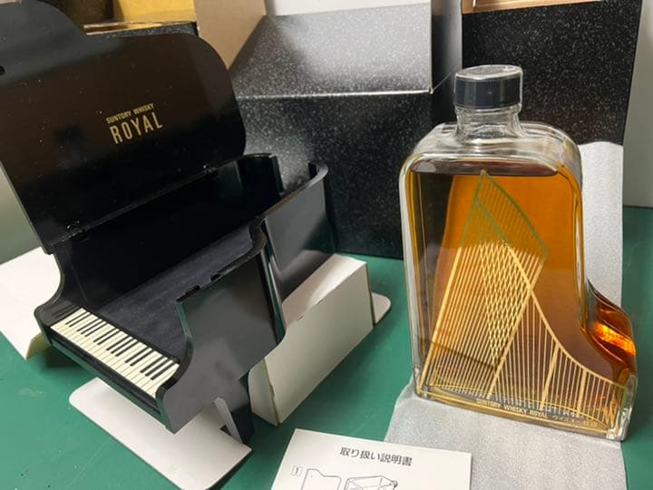 サントリー ローヤル　ウイスキー グランドピアノ型ボトル  未開封