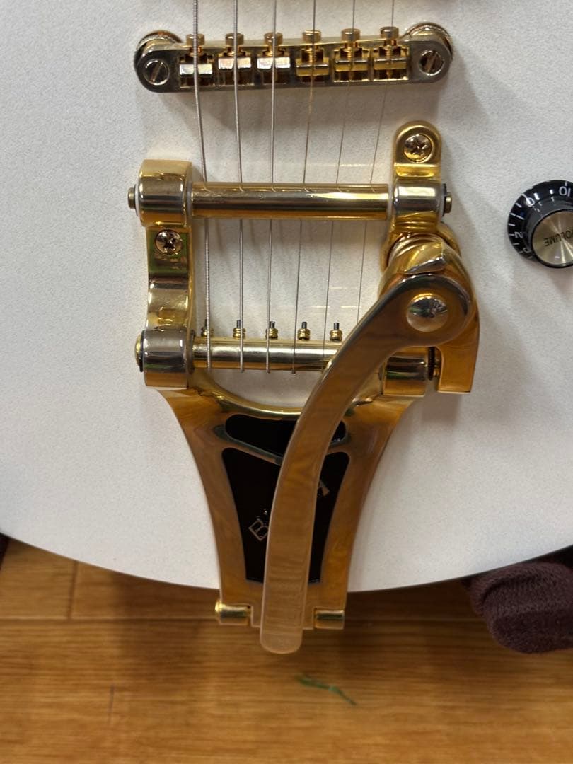 ギター Wildkat e Pearl White Bigsby