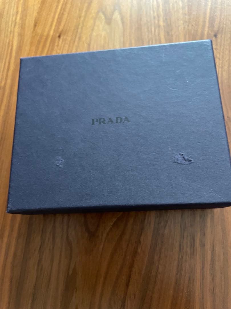 R*o様 PRADA ブラック パテントレザー 二つ折り財布