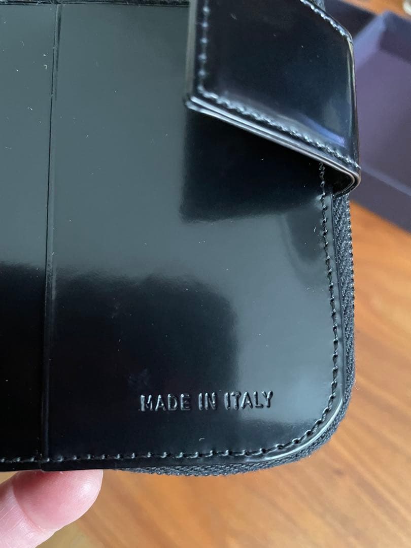 R*o様 PRADA ブラック パテントレザー 二つ折り財布