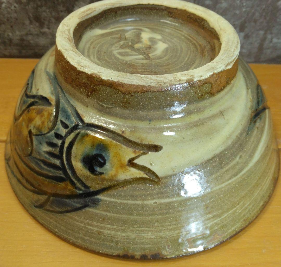 人間国宝 金城次郎 壷屋焼マカイ(刷毛目笑魚紋茶碗）栞 共箱 美品 壺屋焼 上作