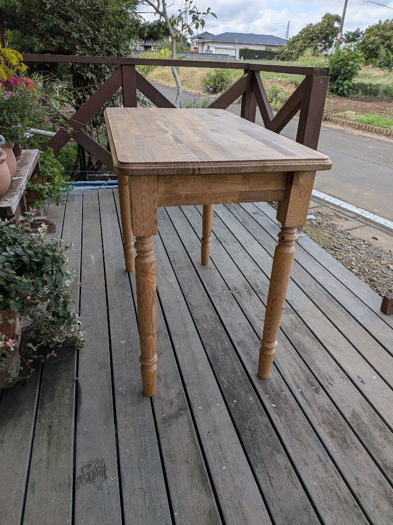 ろくろ脚の引き出し付きテーブル