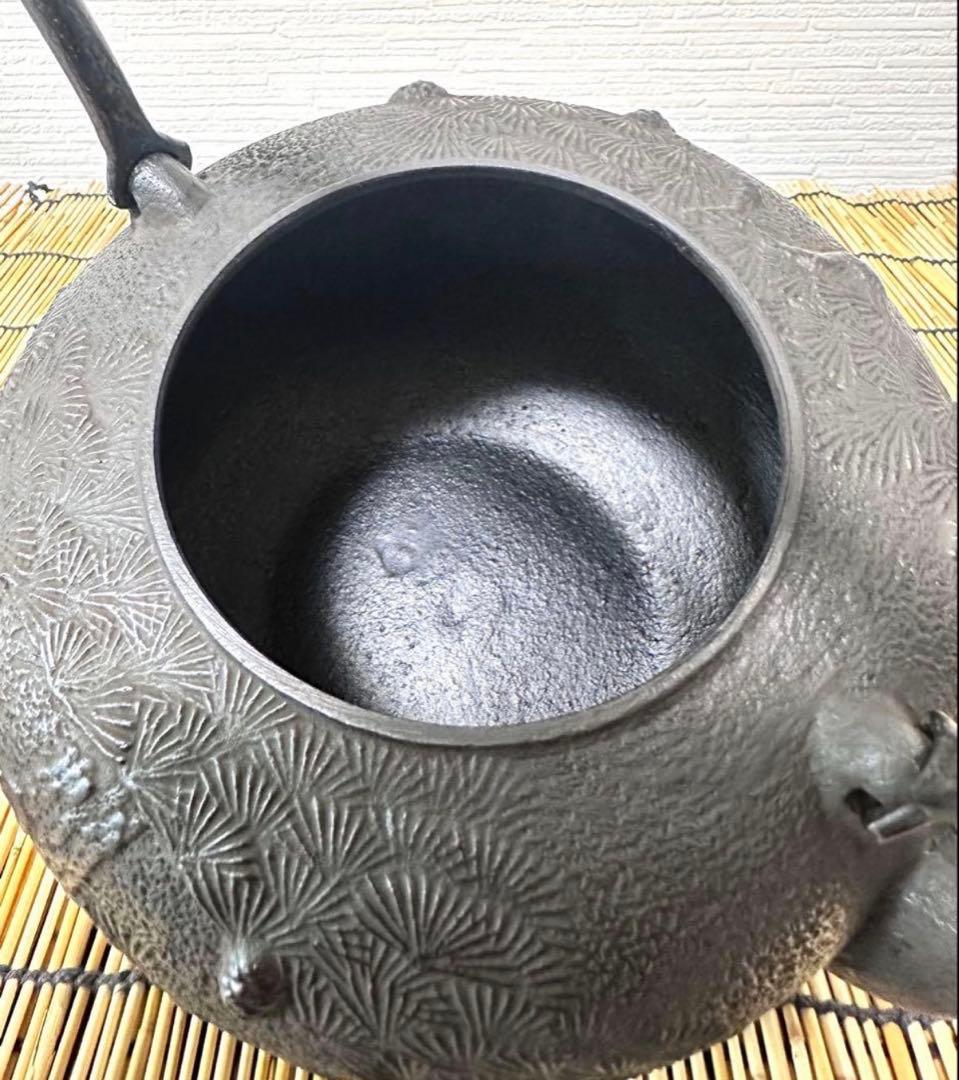 未使用品、供箱、栞付　南部秀山堂　佐藤 勝弘作　１５型松文様　鉄瓶　南部鉄瓶