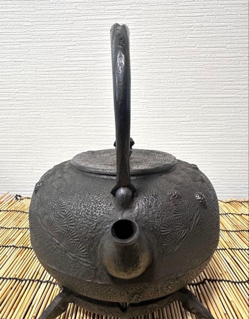 未使用品、供箱、栞付　南部秀山堂　佐藤 勝弘作　１５型松文様　鉄瓶　南部鉄瓶