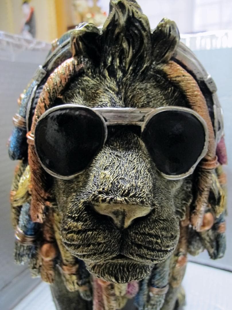 ユニークなライオンの彫刻 サングラス付き