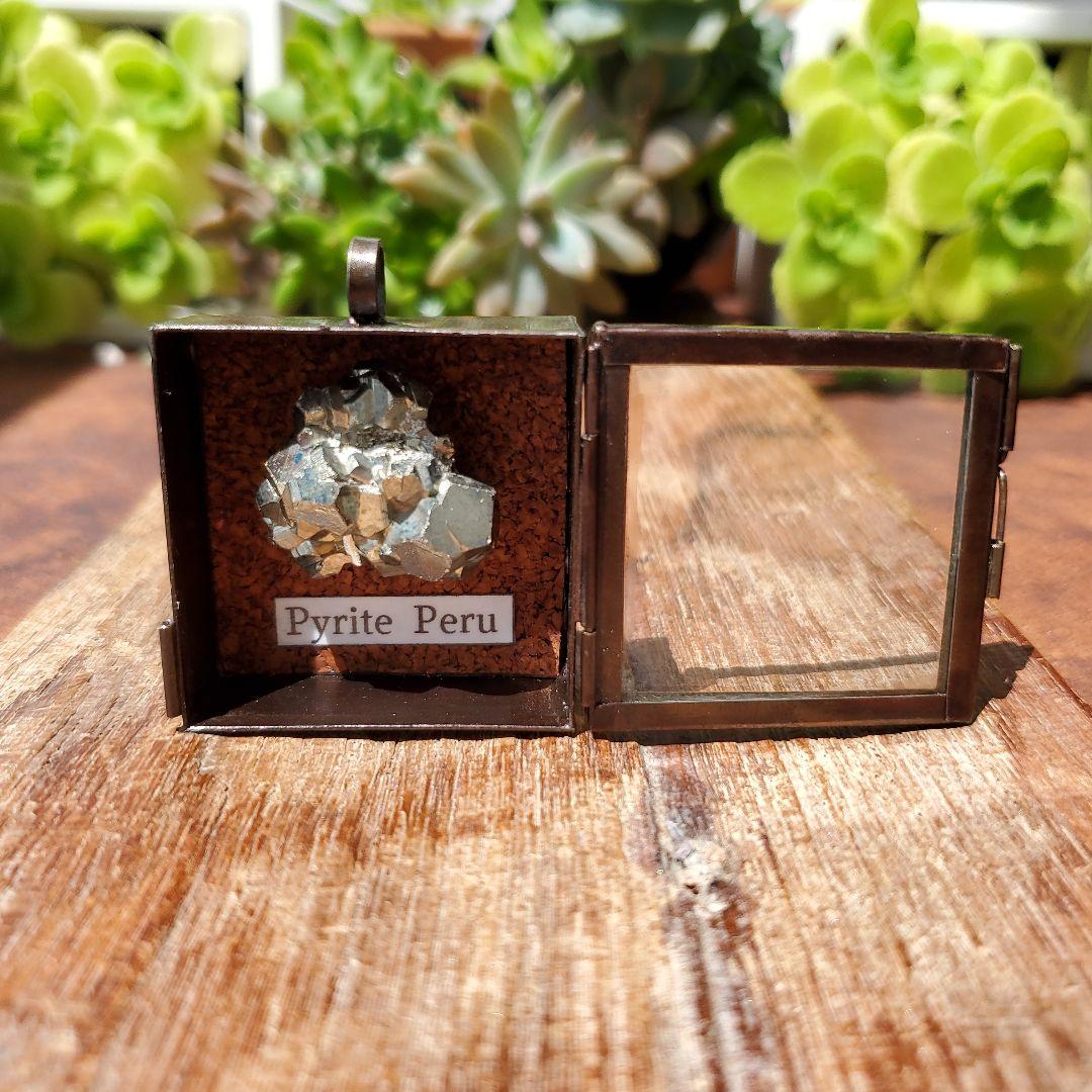 パイライト標本箱ペンダント　ペルー産　鉱物標本ペンダント