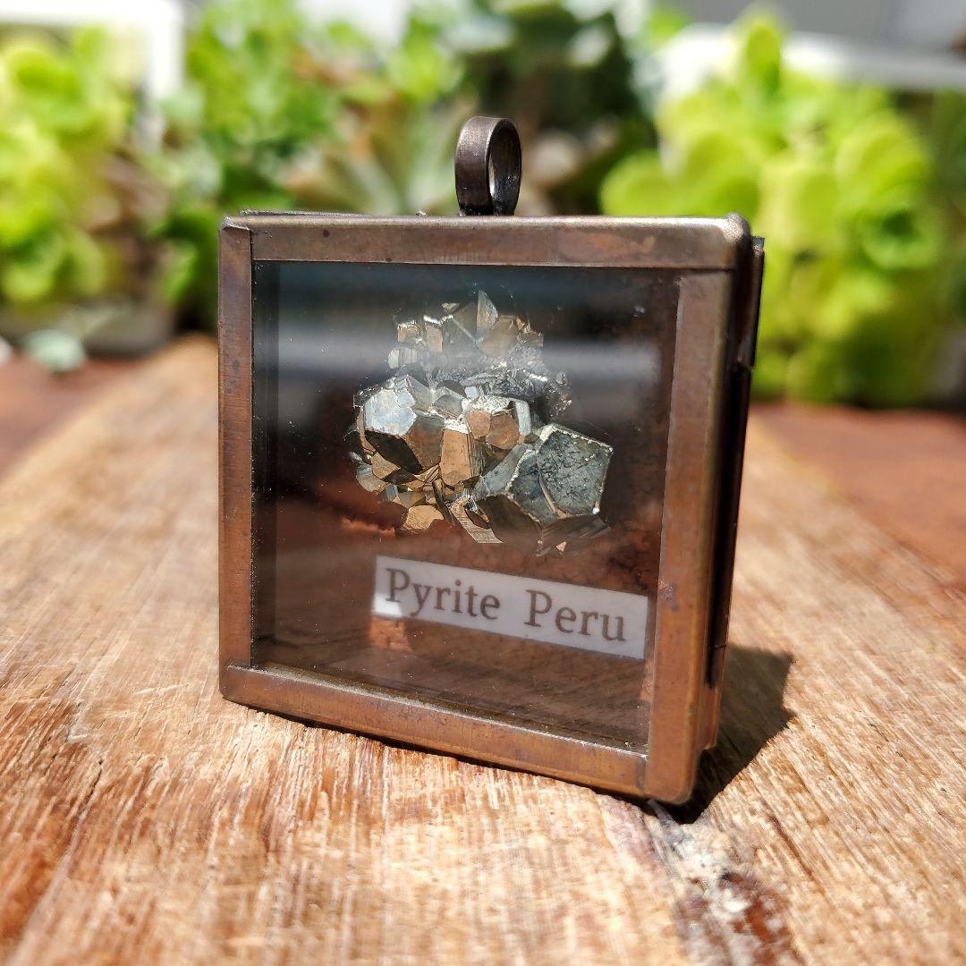 パイライト標本箱ペンダント　ペルー産　鉱物標本ペンダント