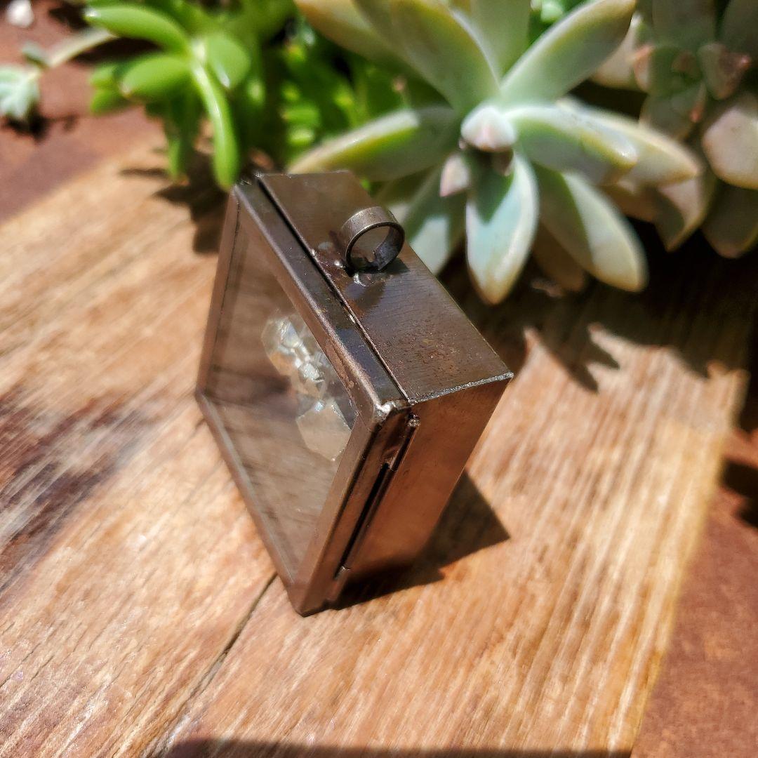 パイライト標本箱ペンダント　ペルー産　鉱物標本ペンダント