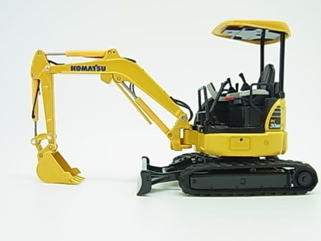 コマツ 建機 PC 30MR-5 1/32 ミニカー プラモデル 株主優待