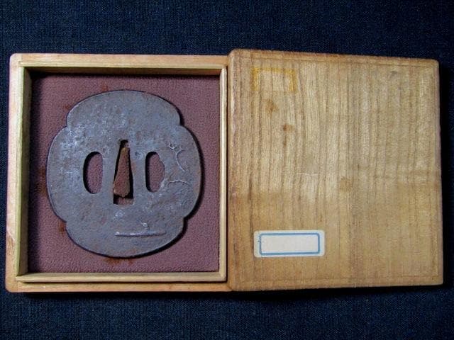 03★武具　刀装具　刀　脇差　鉄鍔　木瓜型　釣り人笠金象嵌　箱付★