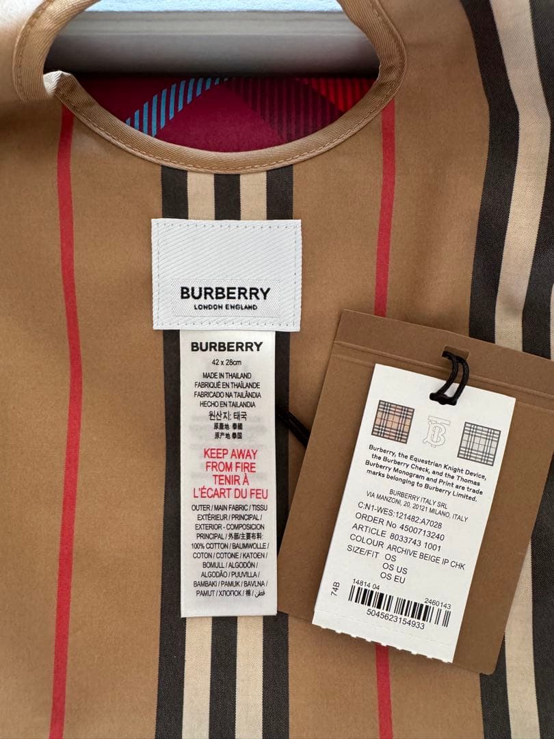 【新品】BURBERRY チェック柄　お食事エプロン