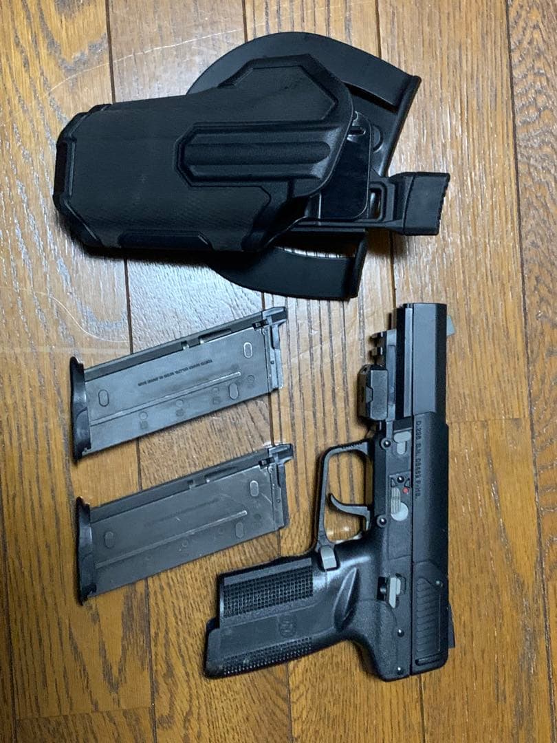 東京マルイ　FNファイブセブン　ガスブローバック　ホルスター付き