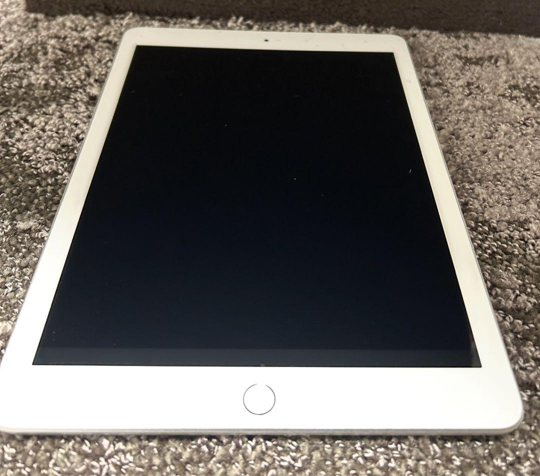 シルバー iPad 本体 第六世代