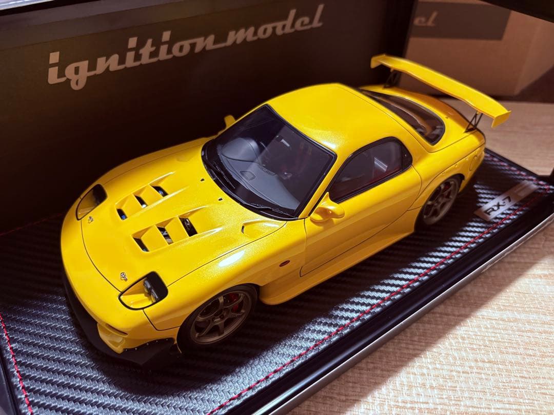Mazda RX-7 イエロー 1/18 スケール　ignition model