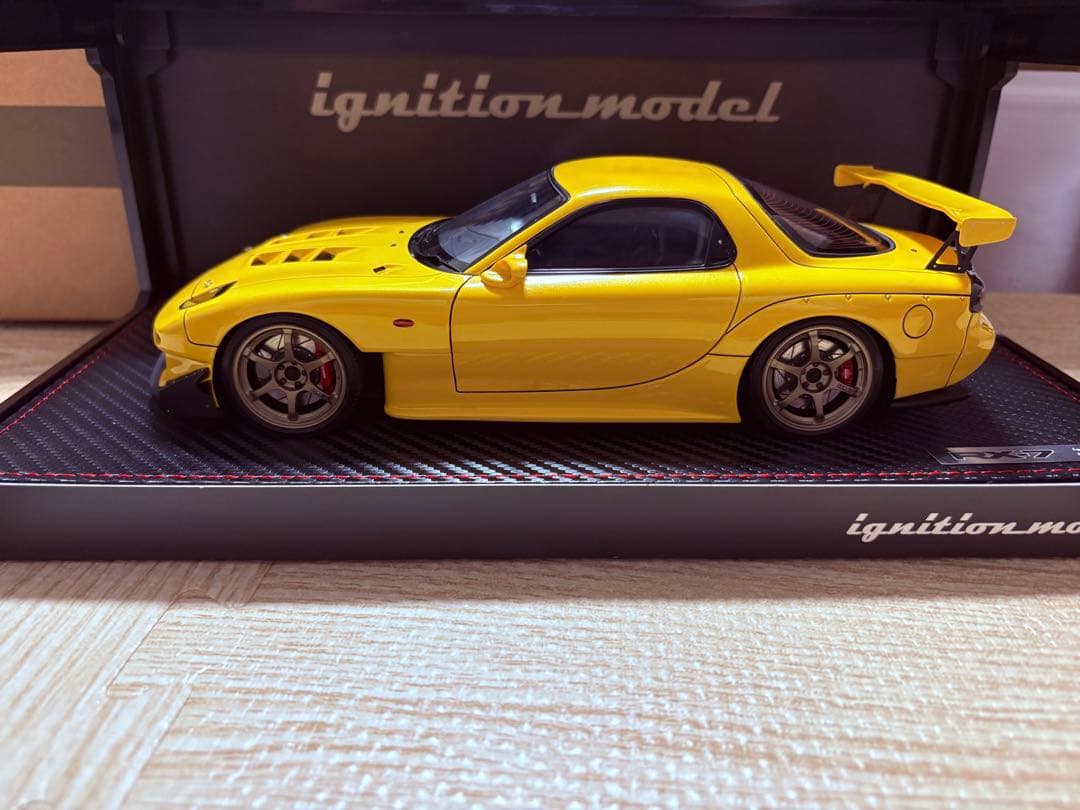 Mazda RX-7 イエロー 1/18 スケール　ignition model