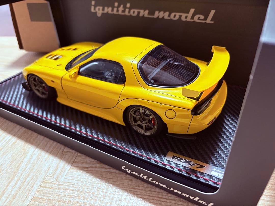 Mazda RX-7 イエロー 1/18 スケール　ignition model