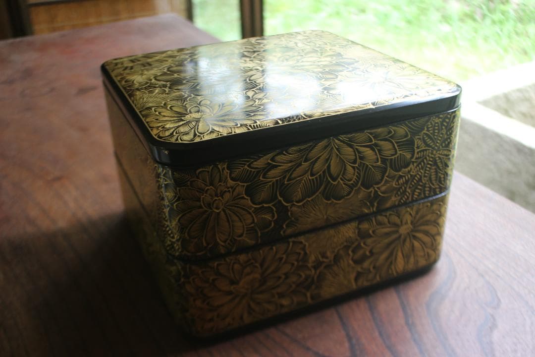 極小保管キズ有！端正な内朱黒漆に優美な菊沈金の映える輪島塗二段重（検重箱お重重箱