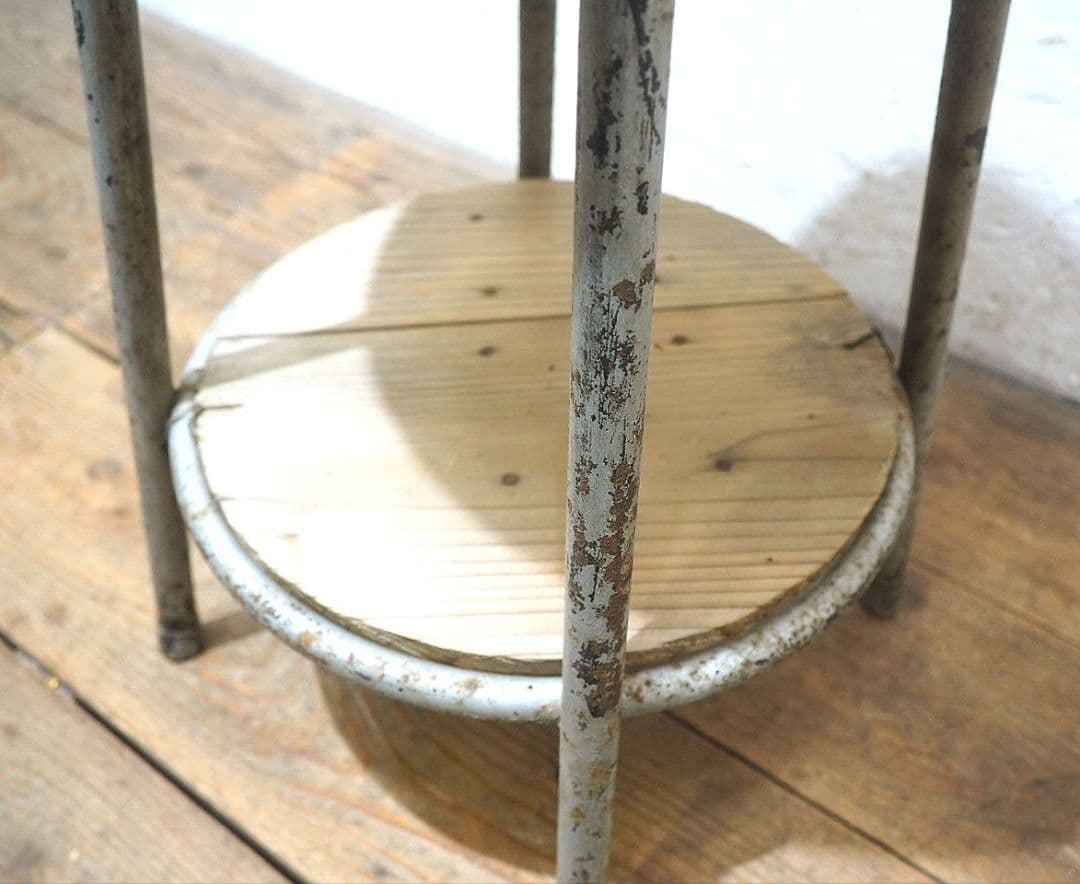 1327 ビンテージ　古い鉄脚の陳列台　展示台　花台　ガーデン　レトロ　テーブル