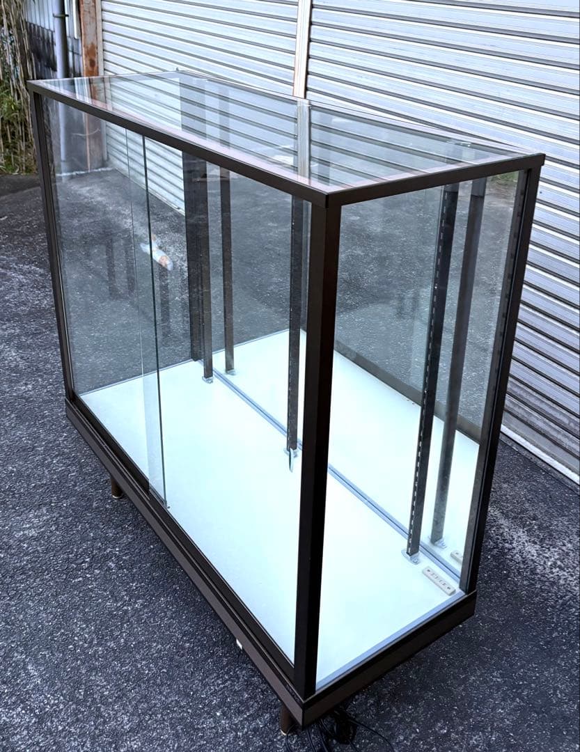 【美品】珍しいブラウン枠・ガラスショーケース・中にコンセントあり！棚板3枚！