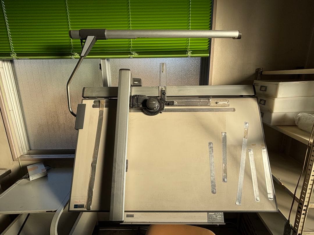 裁断機 大きめの作業面 調整可能な照明付き