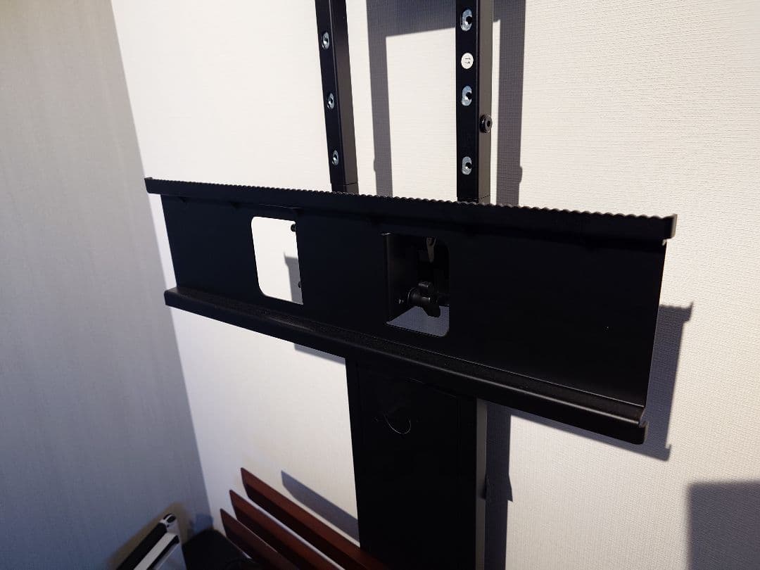 【使用短】テレビ台　壁寄せ 突っ張り首振り 65インチ対応 棚板付き つっぱり