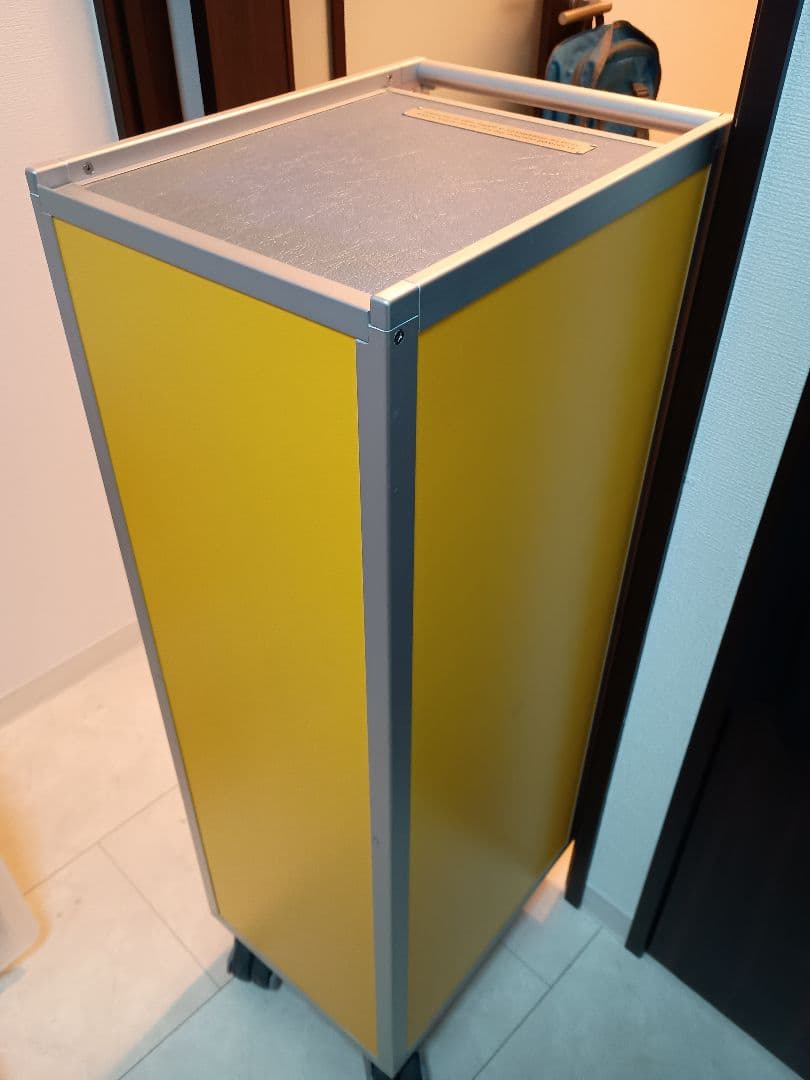 新古品★元バニラエア　カート　※ドロワー4つ・機内食用トレイ1個付き