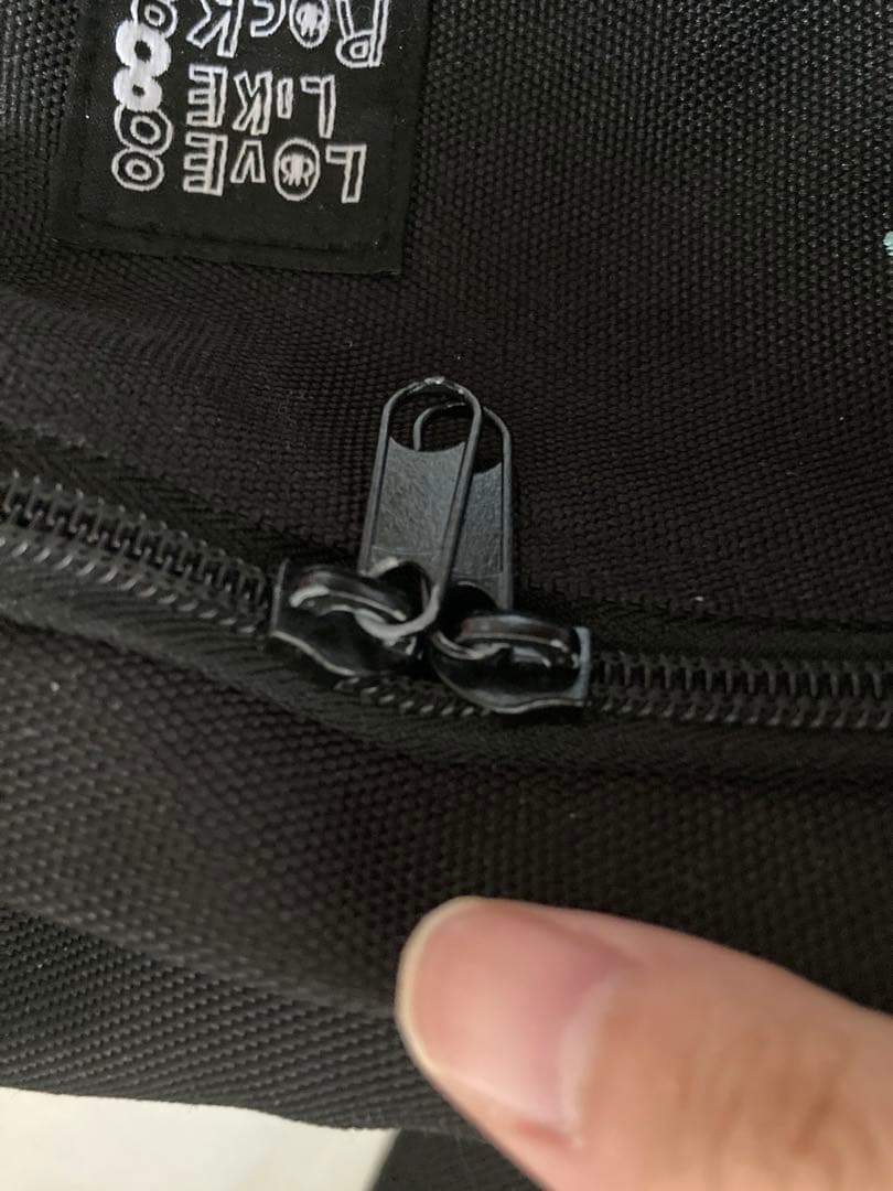 aiko LLR8ウエストポーチ 黒　ボディバッグ