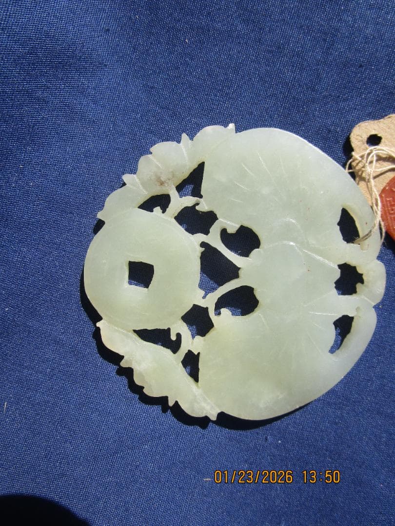 中国　玉　石細工　彫り物　根付　当時の札付き　翡翠【?】 工芸品　細工物　1個