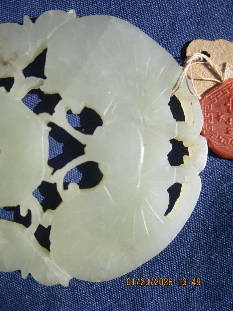 中国　玉　石細工　彫り物　根付　当時の札付き　翡翠【?】 工芸品　細工物　1個