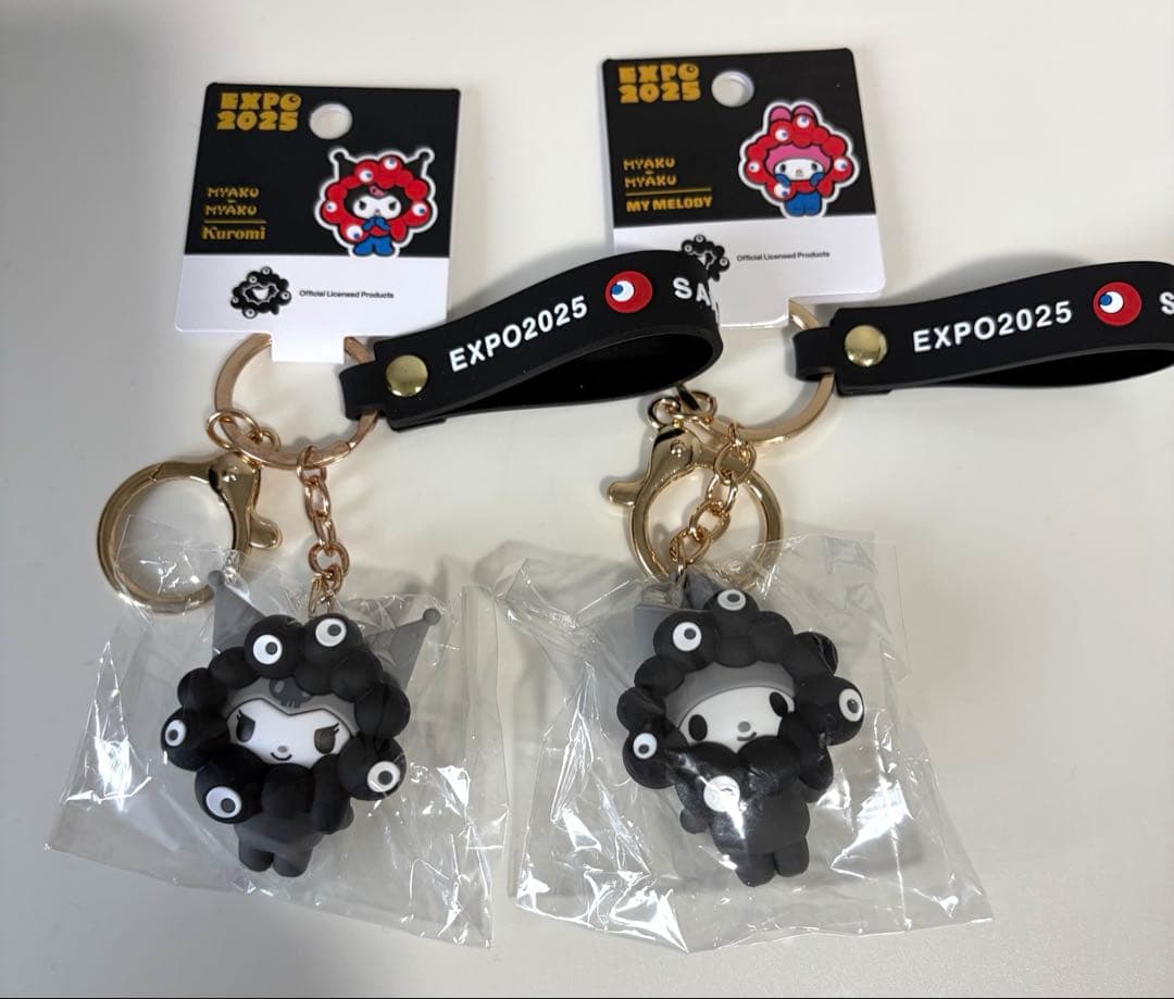 万博　サンリオ黒ミャクミャクなりきりキーホルダー　マイメロ・クロミ