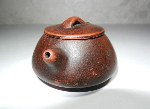 宜興三足紫砂壷（底款「盤君製陶」、高さ４ｃｍ、幅幅８．５ｃｍ、容量３５ｃｃ）